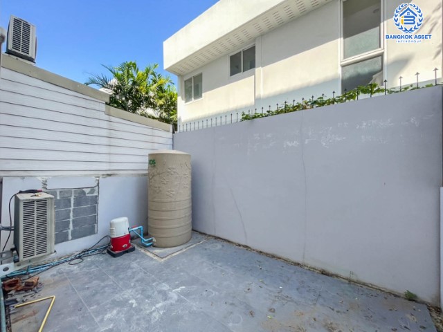 ทาวน์เฮ้าส์มือสองย่านกรุงเทพมหานคร ม.นลิน แกรนด์ อเวนิว วงแหวน-พระราม9 เนื้อที่ 24.2 ตร.ว. ฟังก์ชัน 4 ห้องนอน 4 ห้องน้ำ 1 ที่จอดรถ แถมฟรี! 4 เครื่องปรับอากาศ พร้อมของแถม ใกล้สนามบินสุวรรณภูมิ, พระราม 9 และรถไฟฟ้าแอร์พอร์ตลิ้งค์ "สถานีบ้านทับช้าง"...